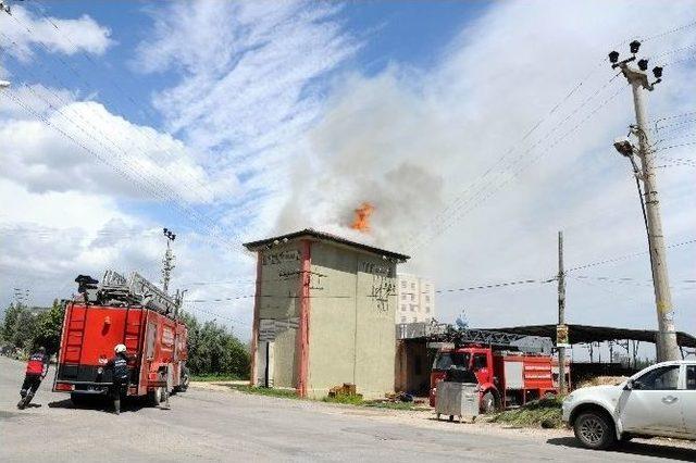 Gürültüyle Patlayan Trafo Yandı