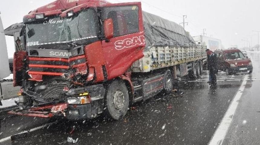 Kar Yağışı Kazaları Da Beraberinde Getirdi