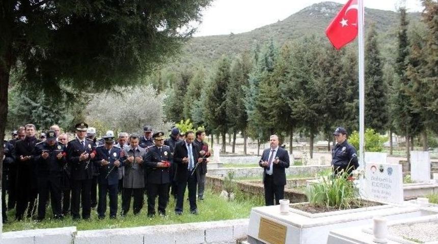 Şehit Polisler Mezarı Başında Anıldı