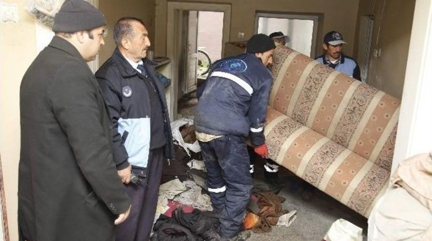 Yaşlı Vatandaşın Evinden 1 Kamyon Dolusu &Ccedil;&ouml;p &Ccedil;ıkartıldı