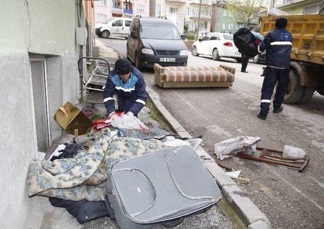 Yaşlı Vatandaşın Evinden 1 Kamyon Dolusu &Ccedil;&ouml;p &Ccedil;ıkartıldı 1
