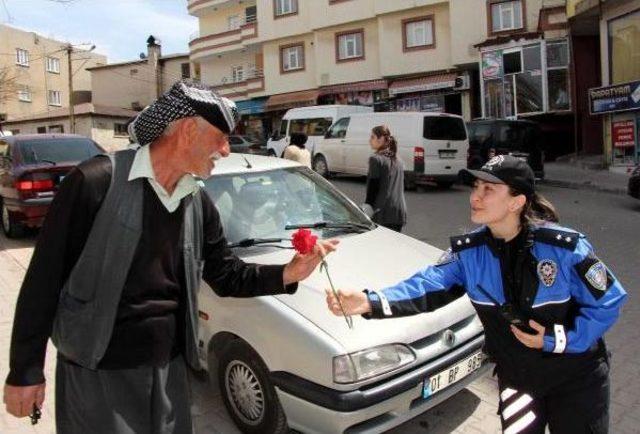 Şırnak'ta Polis Vatandaşlara Karanfil Dağıttı