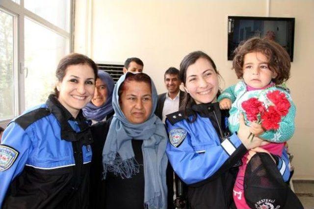 Şırnak'ta Polis Vatandaşlara Karanfil Dağıttı