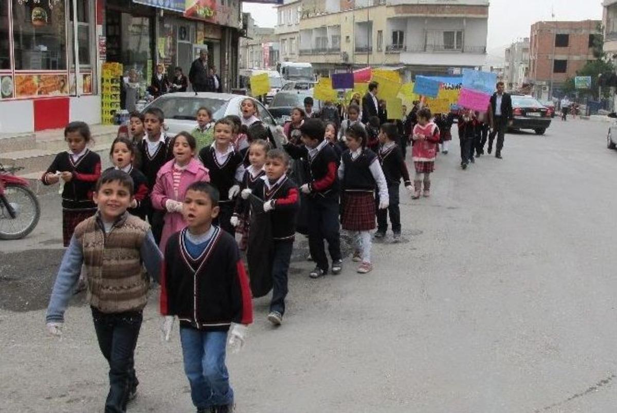 Minik &Ouml;ğrenciler Temiz Bir &Ccedil;evre İ&ccedil;in Y&uuml;r&uuml;d&uuml;