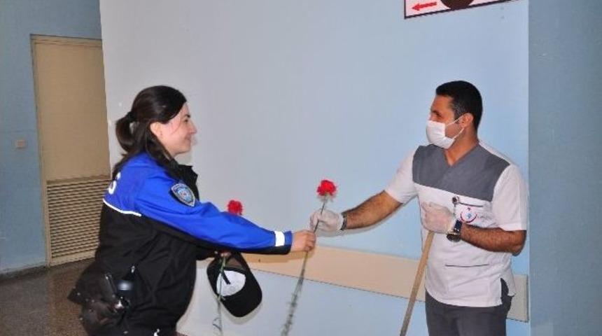 Şırnak Polisi Vatandaşlara Karanfil Dağıttı