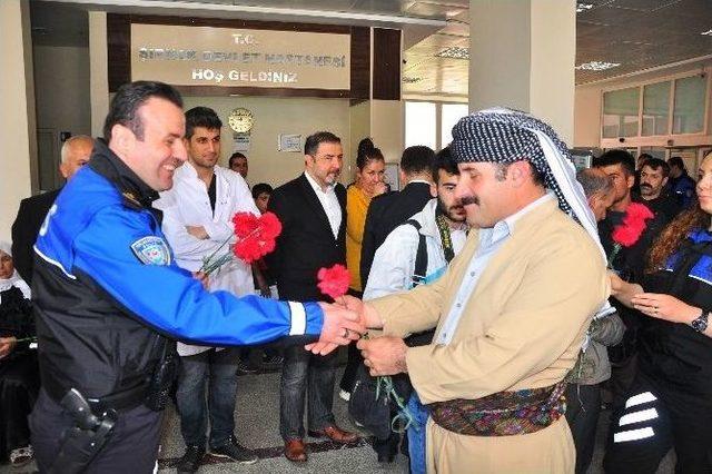 Şırnak Polisi Vatandaşlara Karanfil Dağıttı 1