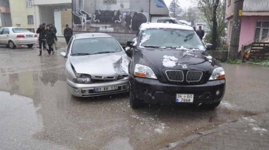 Otomobil Ile Cip &Ccedil;arpıştı: 3 Yaralı