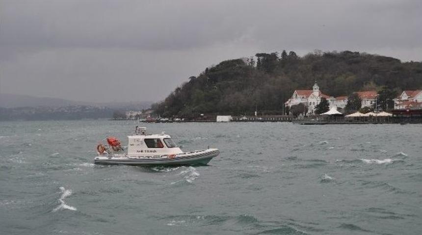 Tarabya&rsquo;da Otomobil Denize U&ccedil;tu: 2 Yaralı