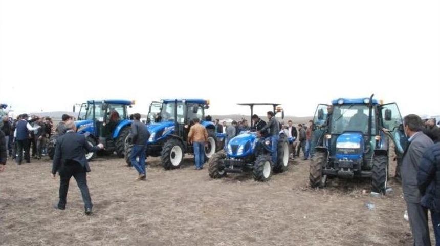 Karslı &Ccedil;ift&ccedil;iler Nev Holland Trakt&ouml;rlerini Deneme Fırsatı Buldu