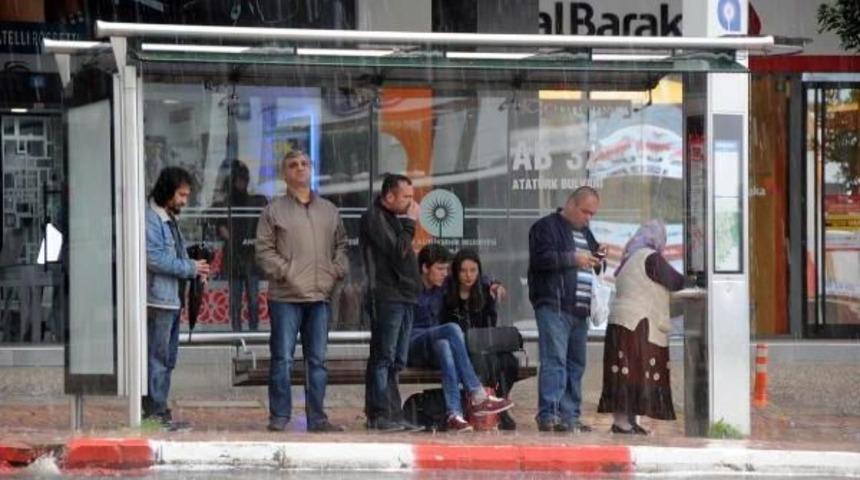 Antalya'ya Yağmurla Dolu Da Etkili Oldu