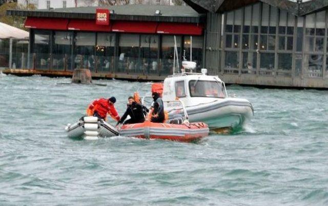 Sarıyer de Sahilinde Otomobil Denize U&ccedil;tu 3