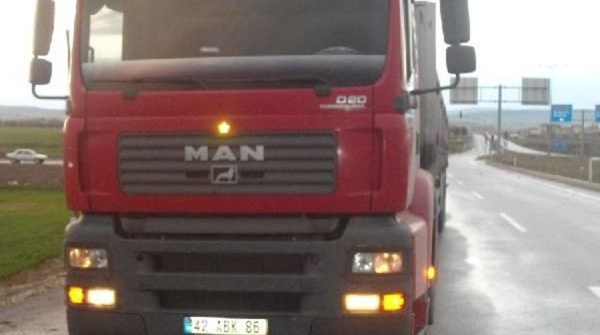 &Ccedil;orum'da Otomobil Tır'a &Ccedil;arptı : 3 Yaralı