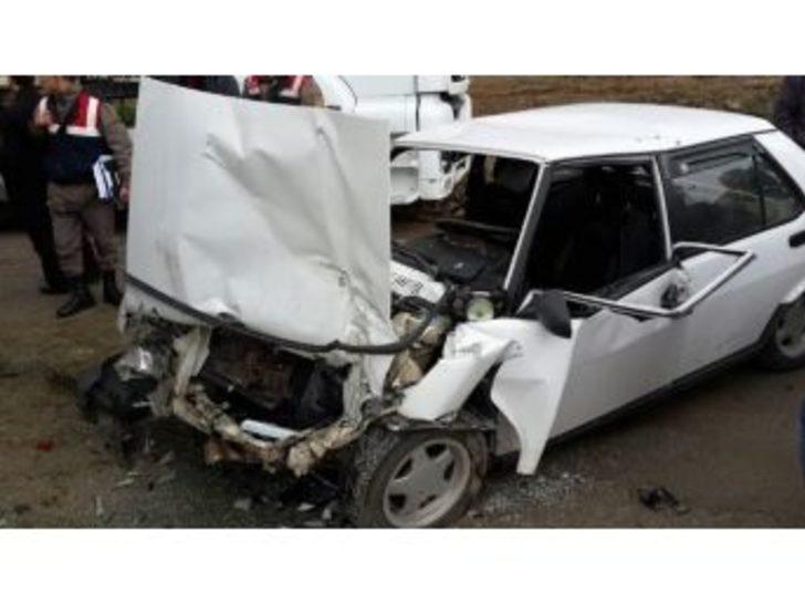 Sorgun’da Otomobil Kamyonla Çarpıştı: 1 Ölü 2 Yaralı