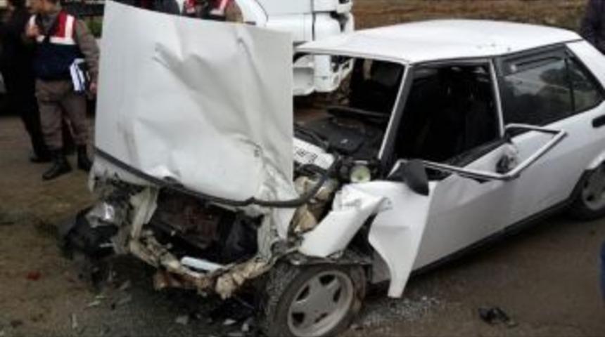 Sorgun&rsquo;da Otomobil Kamyonla &Ccedil;arpıştı: 1 &Ouml;l&uuml; 2 Yaralı