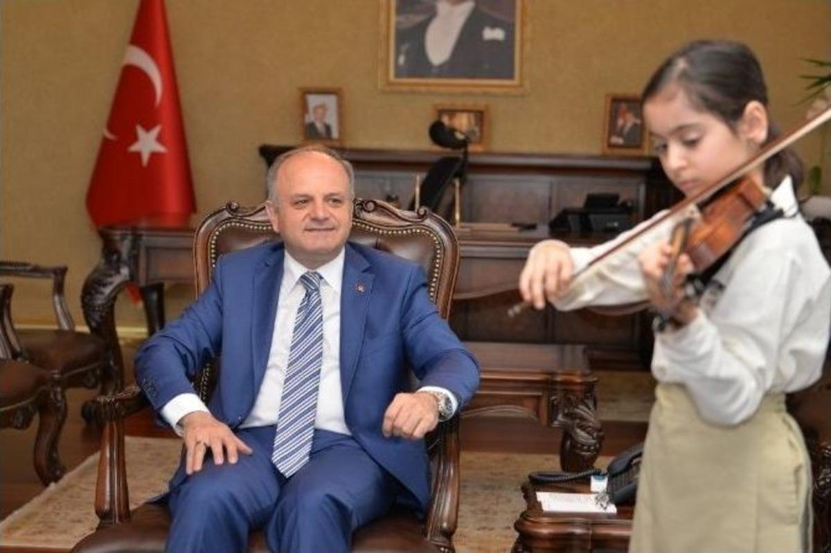 D&uuml;nya &Uuml;&ccedil;&uuml;nc&uuml;s&uuml; Minik Kemancıdan Vali &Ccedil;akacak&rsquo;a Resital