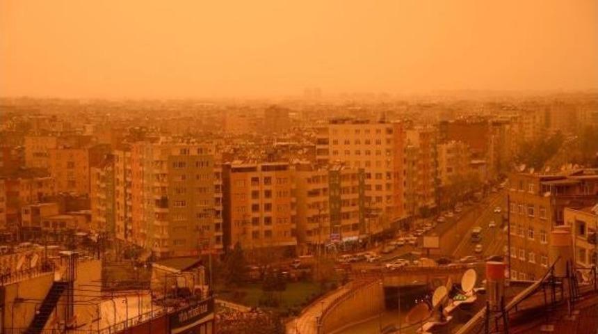 Afrika &Ccedil;&ouml;llerinden Gelen Toz G&uuml;neydoğu'yu Etkisi Altına Aldı