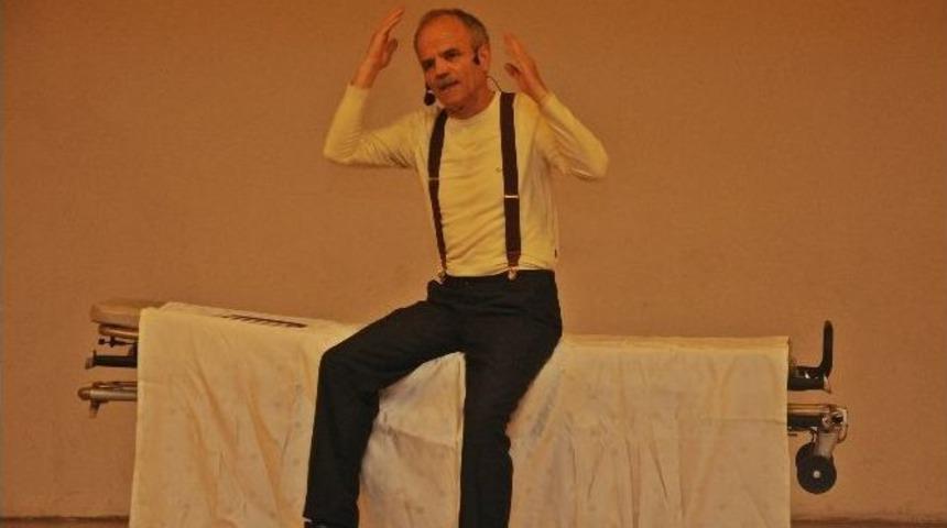 Hastane Koridorlarından Sahneye Taşınan Bir Hayat