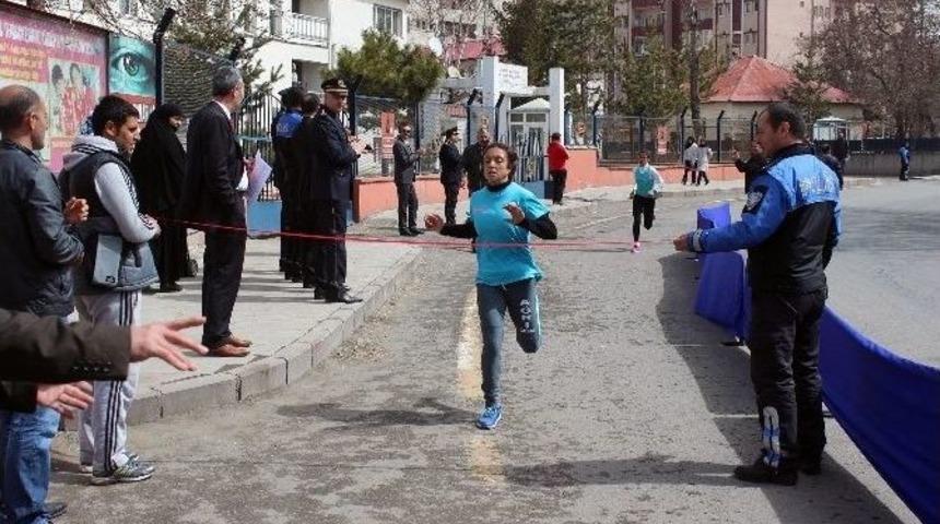 Polis Abileri İ&ccedil;in Koştular