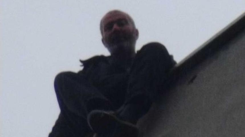 Oda Aidat Borcuna Kızan Kamyoncu &Ccedil;atıya &Ccedil;ıktı