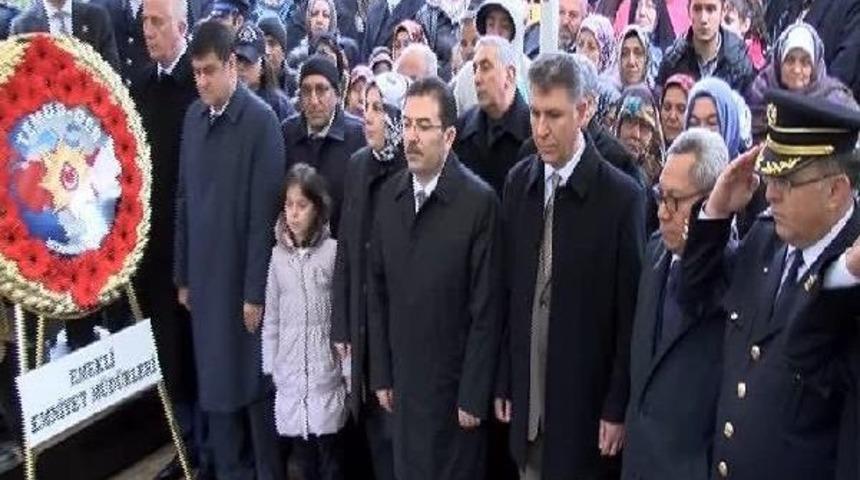 Polis Şehitliği'nde Anma T&ouml;reni