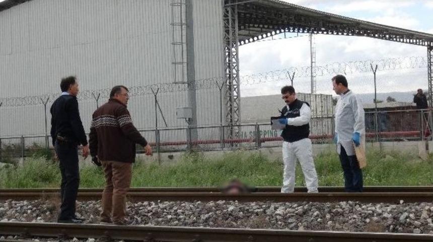 Liseli Gen&ccedil; Trenin &Ouml;n&uuml;ne Atlayarak İntihar Etti