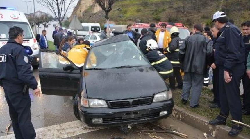 Otomobil Aydınlatma Direğine &Ccedil;arptı: 2 Yaralı