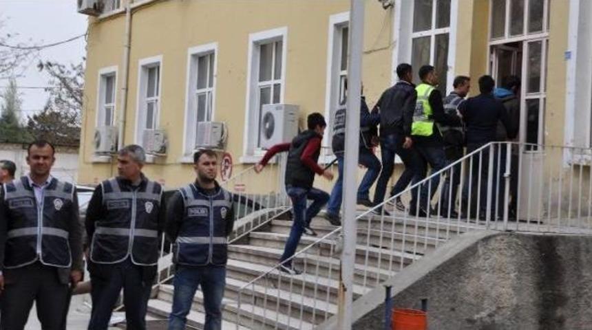 &Uuml;niversitedeki Gerginlikte G&ouml;zaltına Alınan 17 &Ouml;ğrenci Adliyede