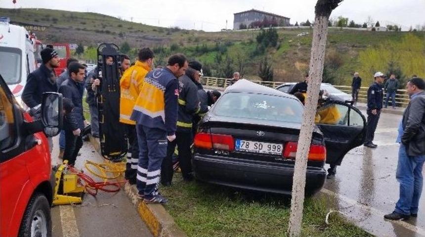 Otomobil Aydınlatma Direğine &Ccedil;arptı: 2 Yaralı