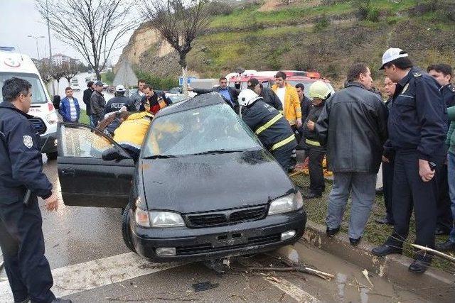 Otomobil Aydınlatma Direğine Çarptı: 2 Yaralı