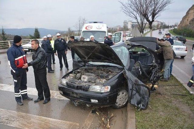 Otomobil Aydınlatma Direğine Çarptı: 2 Yaralı