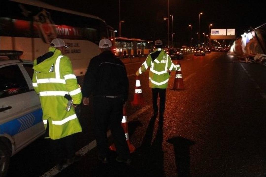 Şiddetli R&uuml;zgar Dev Reklam Panosunu E-5&rsquo;e Devirdi