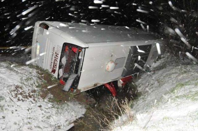 Otobüs Şarampole Devrildi: 13 Yaralı 1