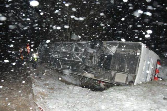 Otobüs Şarampole Devrildi: 13 Yaralı 2