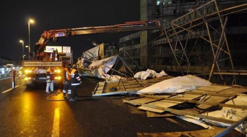 Şiddetli Poyraz, Reklam Panolarını E-5'e U&ccedil;urdu
