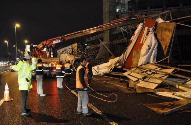 Şiddetli Poyraz, Reklam Panolarını E-5'e Uçurdu