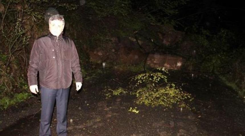 Ereğli'de Heyelan Yolu Ulaşıma Kapattı