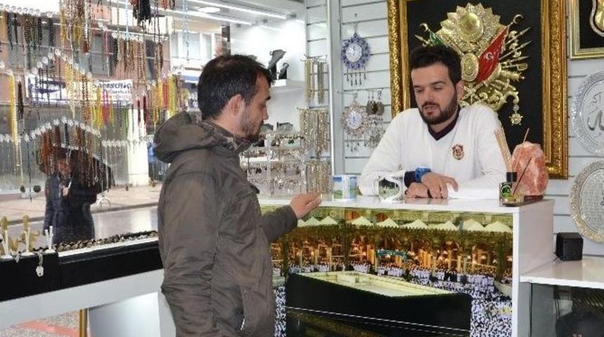 (&ouml;zel Haber) Bu Bardaklar Besmele &Ccedil;ekiyor, Ş&uuml;krediyor Ve İlahi Okuyor