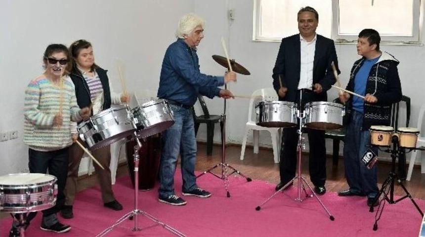 Başkan Uysal, &Ccedil;ocuklarla Birlikte Bateri &Ccedil;aldı