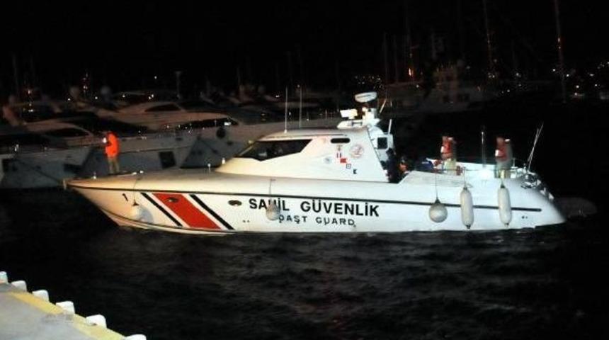 Dalgalı Denizde Lastik Bottaki 18 Ka&ccedil;ağı Sahil G&uuml;venlik Kurtardı