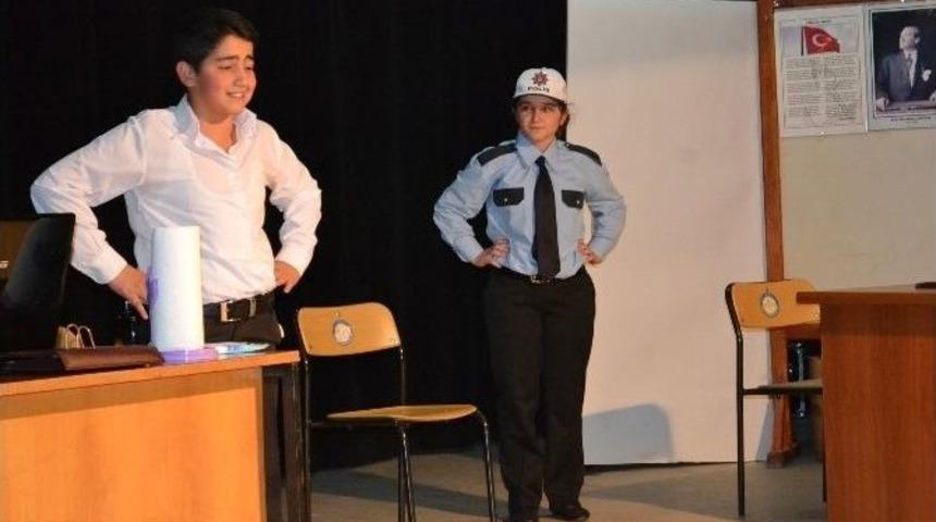 Orta Okul &Ouml;ğrencileri Usta Tiyatrocuları Aratmadı