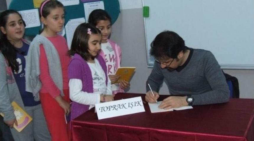 Kanka Polis K&uuml;t&uuml;phanesine Toprak Işık&rsquo;tan Destek