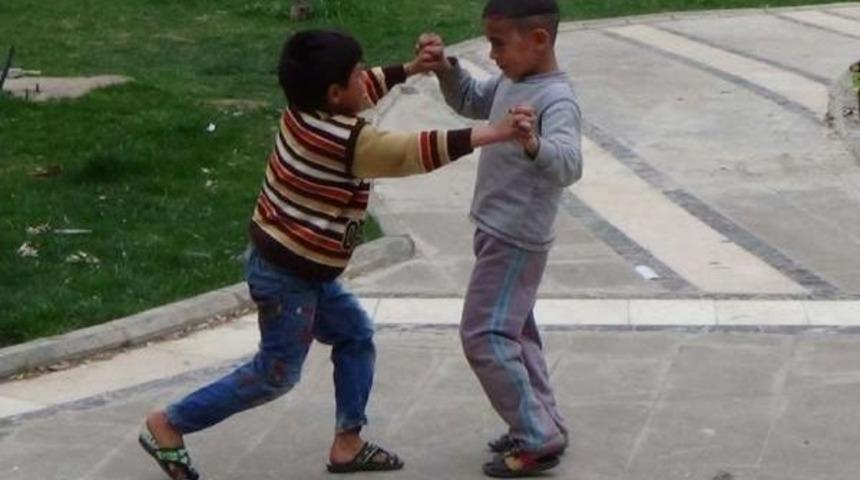 2 &Ccedil;ocuk 50 Kuruş I&ccedil;in Tekme Tokat Kavga Etti