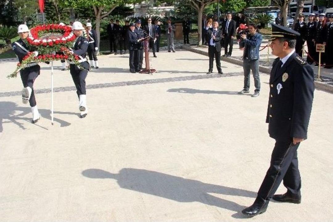 Polis, Atat&uuml;rk Anıtı&rsquo;na &Ccedil;elenk Koydu