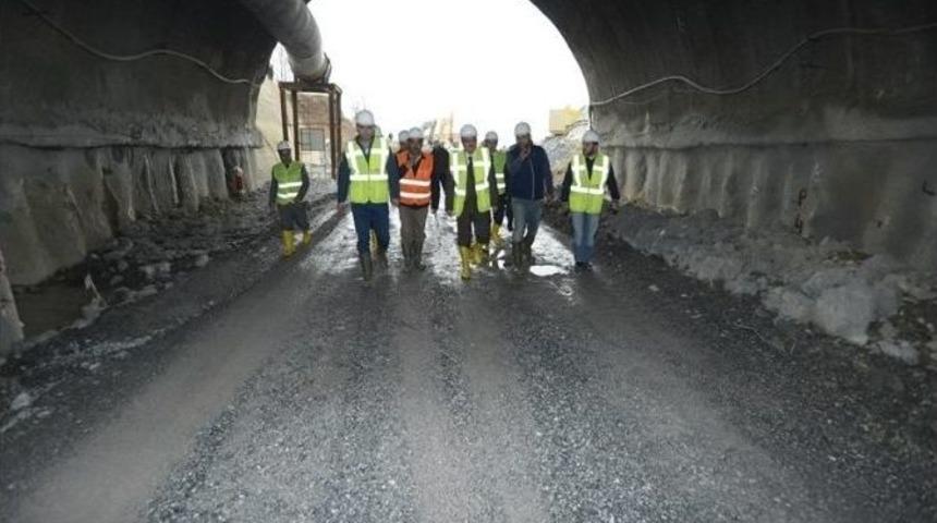 Honaz Dağı T&uuml;neli&rsquo;nde &Ccedil;alışmalar Devam Ediyor