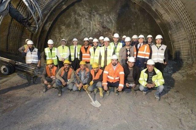 Honaz Dağı Tüneli’nde Çalışmalar Devam Ediyor