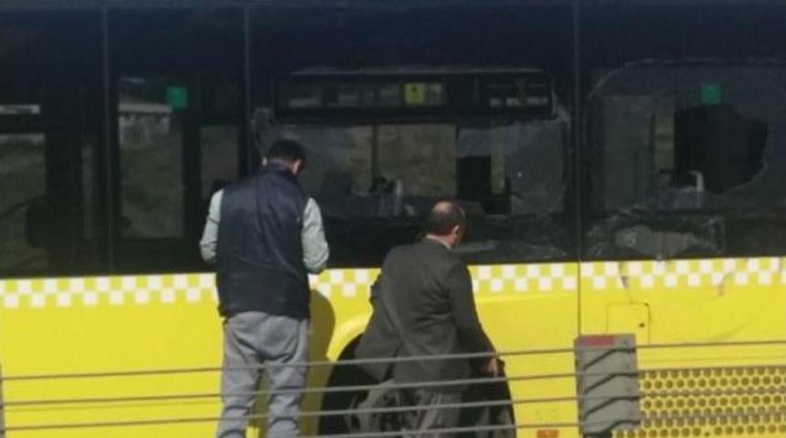 Metrob&uuml;s&uuml;n Tekerleği E-5'e Fırladı: 4 Ara&ccedil; Hasar G&ouml;rd&uuml;