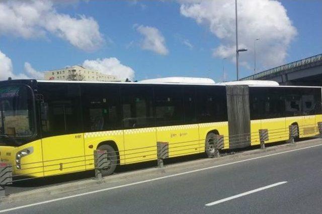 Metrobüsün Tekerleği E-5'e Fırladı: 4 Araç Hasar Gördü