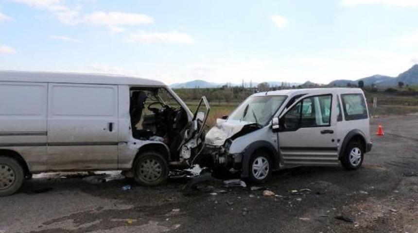 Asker Yemin T&ouml;renine Gelen Aile Kaza Yaptı: 1 &Ouml;l&uuml;, 6 Yaralı
