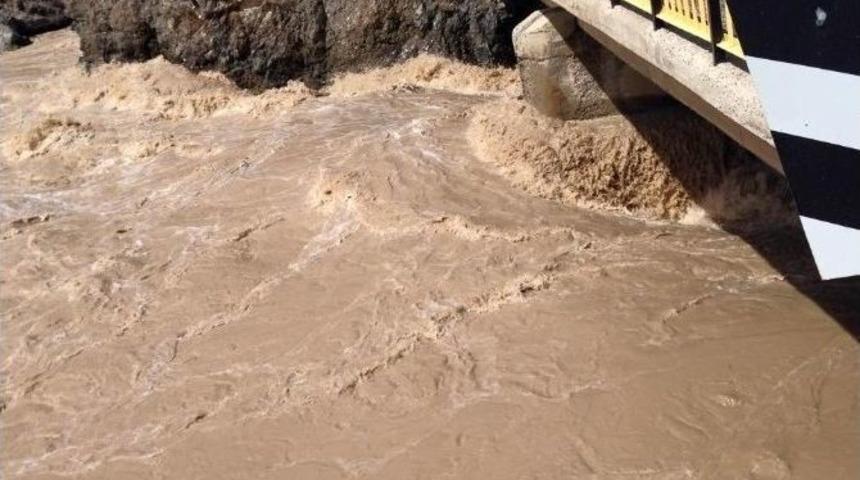 Sel Suları Erzurum - Muş Karayolunu Ulaşıma Kapattı