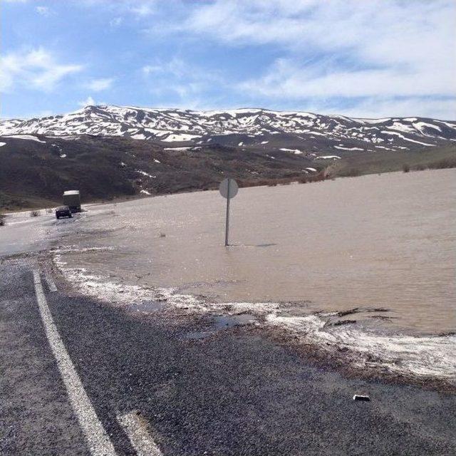 Sel Suları Erzurum - Muş Karayolunu Ulaşıma Kapattı 1